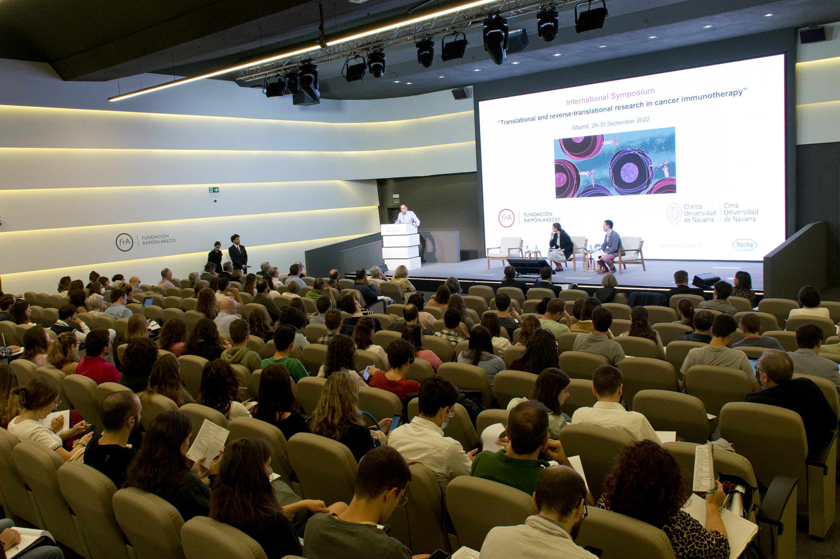 Asistentes y ponentes durante una sesión del simposio internacional de inmunoterapia del CIMA, Clínica Universidad de Navarra y Fundación Ramón Areces en Madrid, septiembre de 2022