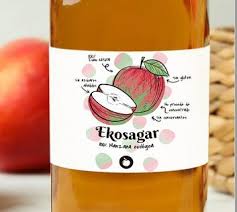 Detalle de la botella de zumo de manzana Ekosagar con la etiqueta aplicada