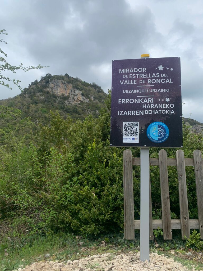 Señalización de un mirador de estrellas del Valle de Roncal realizada para Pirineos La Nuit